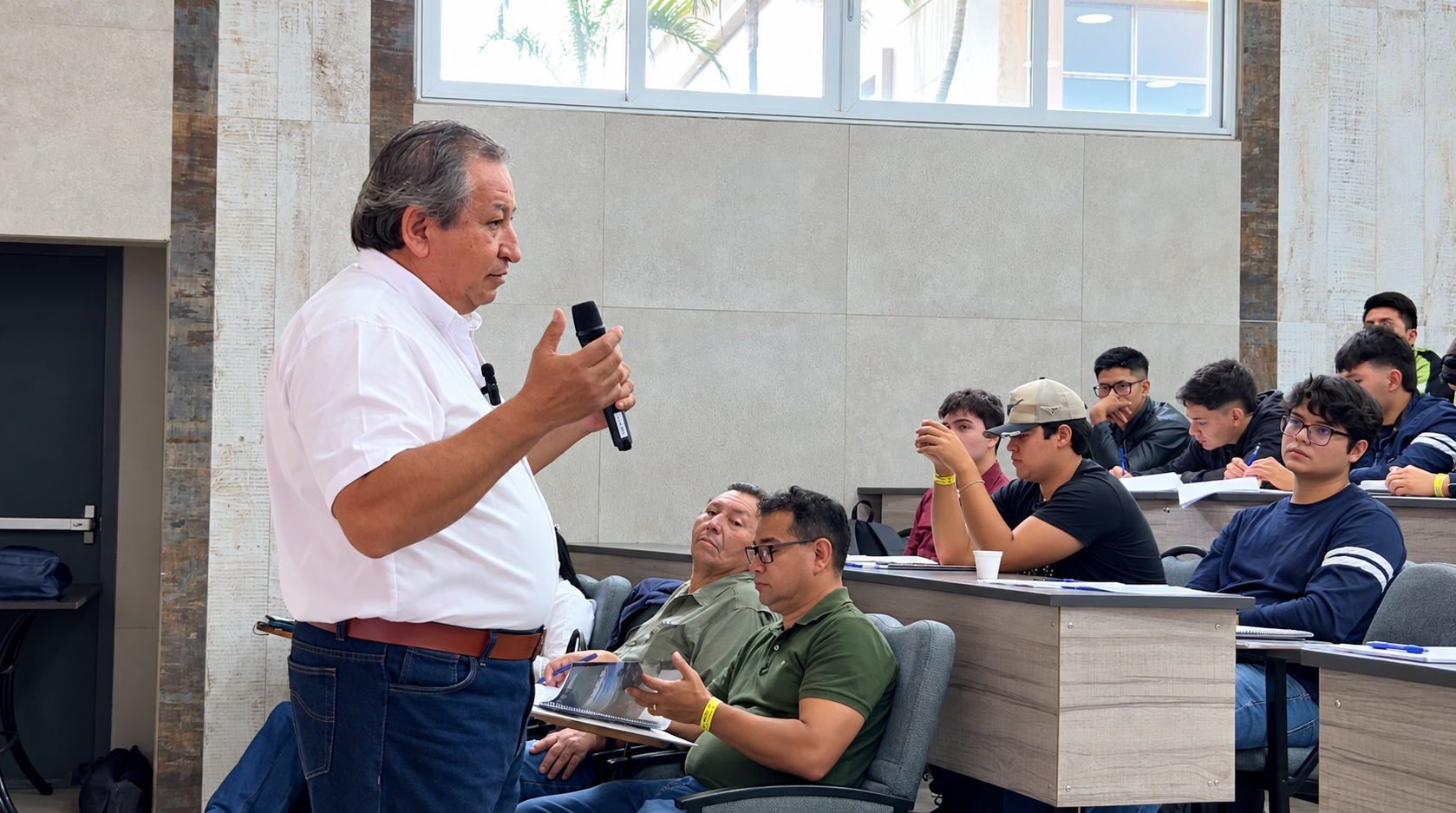 Expositor impartiendo una clase a los participantes de PROFEL Academia