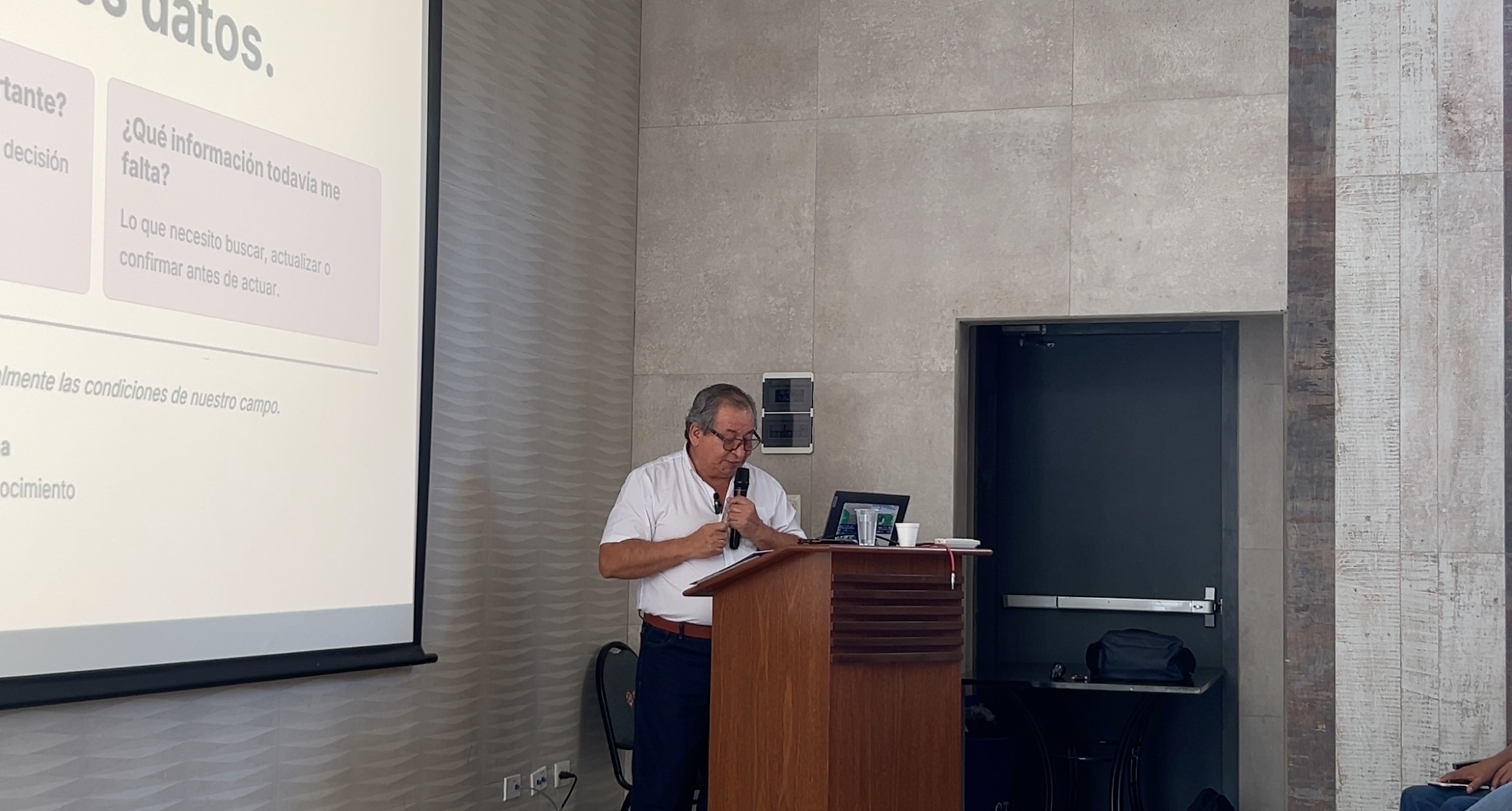 Exposición con diapositivas durante una clase de PROFEL